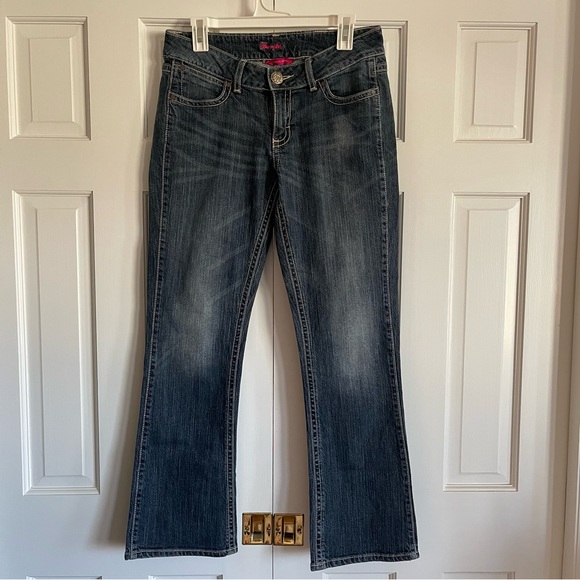 Wrangler Ladies Premium Patch Mae Low Rise Jean Little Rock Finish, Size 7/8x32 - Picture 1 of 10